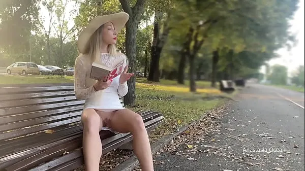 Hotte My wife is flashing her pussy to people in park. No panties in public seje videoer