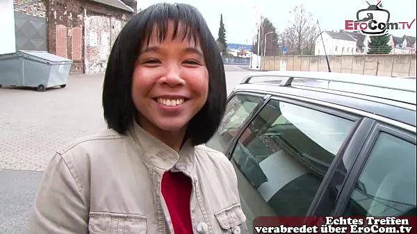 Немецкую азиатскую девушку по соседству подошли на улице для кастинга с оргазмом