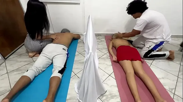 Hot The Masseuse Fucks the Girlfriend in a Couples Massage While Her Boyfriend Massages Her Next Door NTR kule videoer
