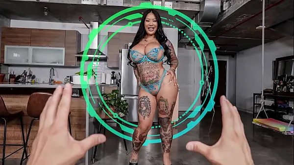 ホットセックスセレクター - 曲線美でタトゥーを入れたアジアの女神コニー・ペリニヨンが遊びに来ますクールなビデオ