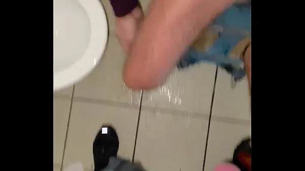 Vroči Amateur gay sucking cock in public toilet kul videoposnetki
