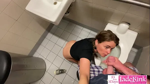 뜨겁Real amateur couple fuck in public bathroom 멋진 동영상