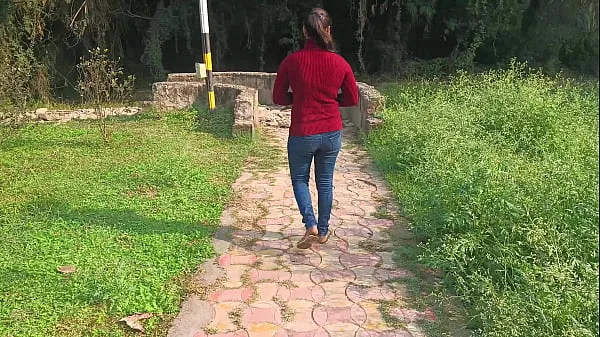 Vídeos quentes A namorada gostosa da vila indiana desi estava transando ao ar livre com o namorado em áudio hindi claro legais