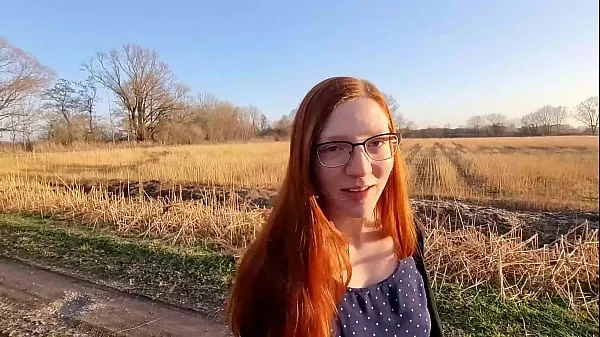 ホットRedhead young woman undresses outside for the first timeクールなビデオ