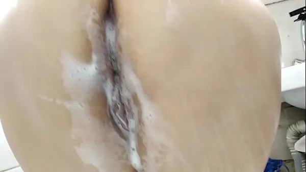 Kuumia Charming mature Russian cocksucker takes a shower and her husband's sperm on her boobs siistejä videoita