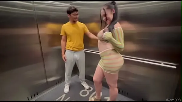 ホットAll cranked up, Emily gets dicked down making her step-parents proud in an elevatorクールなビデオ