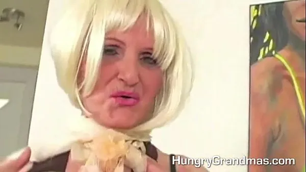حار Horny Blonde Granny Whore Fucks y بارد أشرطة الفيديو